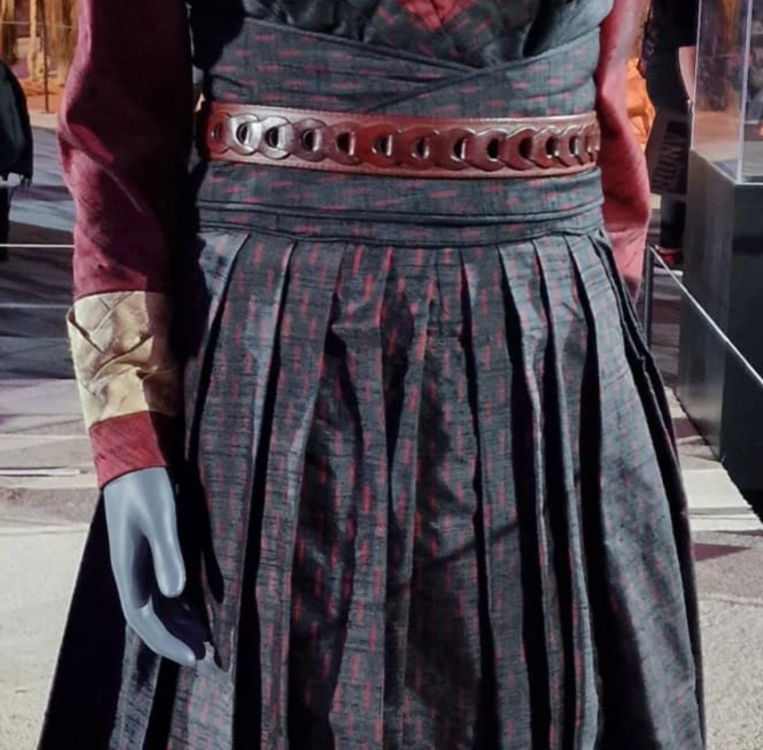 Mando Hakama pleats color grain.png